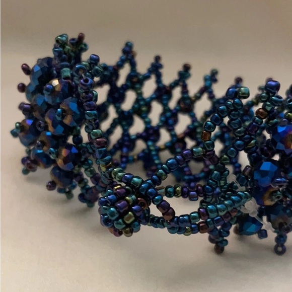 unbranded Jewelry - Vintage Elegant Blue Iridescent Beaded Bracelet W beads loop Closure